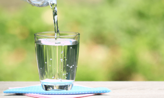 Imagem-de-um-copo-sendo-enchido-de-água