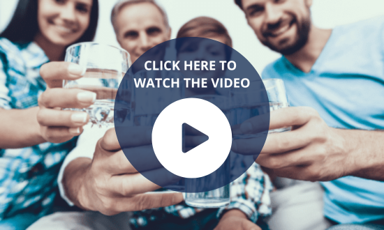 botão-de-play-e-família-feliz-com-copos-de-água-ao-fundo